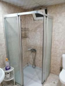 um chuveiro com uma porta de vidro na casa de banho em Lara Beach 600 m, 80 m2 flat, 2 bedroom, Netflix em Antalya