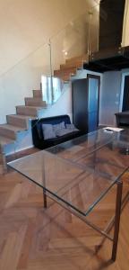 uma mesa de vidro no meio de um quarto com escadas em LOGHINO Lombardo em Valdirame