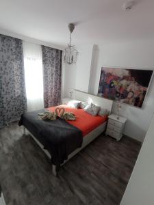 1 dormitorio con 1 cama con manta roja en Club Paraiso Apartamento, en Playa Paraiso