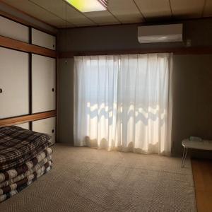 um quarto com uma janela com uma cortina branca em homelike / Vacation STAY 33817 em Chiba