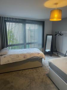 um quarto com uma cama e uma grande janela em May Disc - Long Stay - Contractors em Bristol