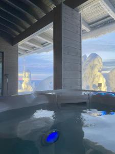 una vasca da bagno con vista sull'oceano di Villa Rukatunturi a Kuusamo