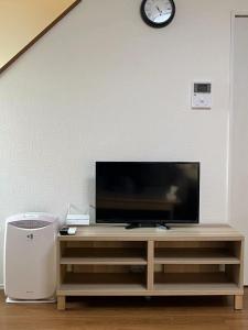 千葉市にあるMethodnet Hanazono B / Vacation STAY 77522の木製エンターテイメントセンターの上に座って薄型テレビを設置