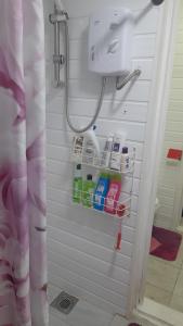 łazienka z wieszakiem na ręczniki i prysznicem w obiekcie Brand New Extension Private Studio w Londynie