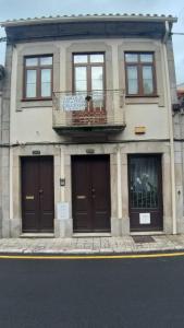 um edifício com uma varanda em cima em Casa da Corticeira em Caminha