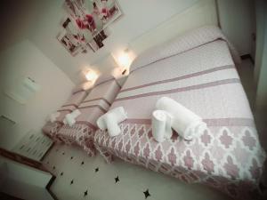 a bedroom with a bed with towels on it at Hostal Kokkola in Fuengirola
