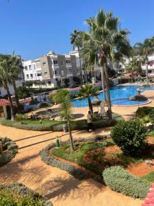 an overhead view of a pool with palm trees and buildings at Bel appartement à skhirat plage et à 20 mn de Rabat in Skhirat
