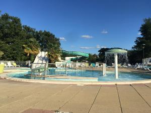 a water park with a slide and a water slide at Mobile home climatisé en Touraine, calme et ombragé in Trogues