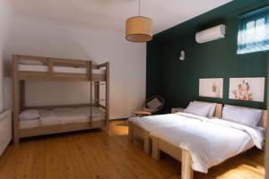 een slaapkamer met een bed en een stapelbed bij Veranda House on Samreklo 25 in Tbilisi City