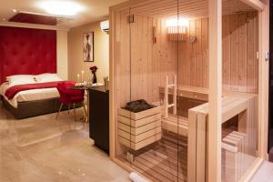 Postel nebo postele na pokoji v ubytování ELÉGANCE & SPA - chambre d'hôtes avec sauna et jacuzzi privatif