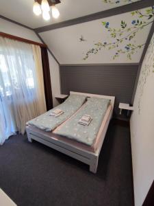 מיטה או מיטות בחדר ב-Садиба АнноМарі - відпочинок в Карпатах котедж Яремче