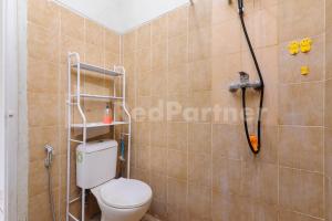 Ένα μπάνιο στο Tanres House Syariah Cilandak Mitra RedDoorz +16 φωτογραφίες