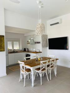 eine Küche und ein Esszimmer mit Tisch und Stühlen in der Unterkunft Casa Avellana in Denia