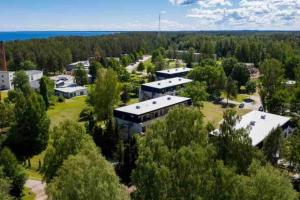 uma vista aérea de um edifício numa floresta em Lovely apartment by the sea. em Ķesterciems