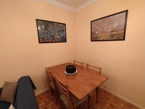 una sala da pranzo con un tavolo e un cappello sopra di Cozy three BDRMS central APT at five Filippou str a Salonicco