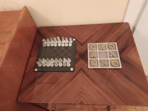 um tabuleiro de xadrez em cima de uma mesa de madeira em Cozy three BDRMS central APT at five Filippou str em Tessalónica