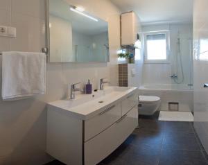 Ein Badezimmer in der Unterkunft Apartments Diamond