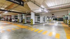 een parkeergarage met een parkeerplaats met auto's erin bij Plac Unii Centrum - Comfy Apartments in Gdynia