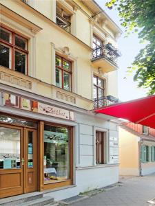 una tienda frente a un edificio con ventanas en Pension Zeitlos, en Potsdam