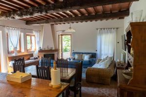 格雷韋伊恩基亞恩蒂的住宿－Fienile panoramico nel Chianti，客厅配有桌子和蓝色沙发