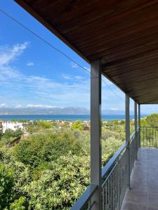 a balcony with a view of the ocean at Xenia's Seaview House in Paralía Avlídhos