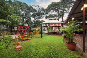 - un parc avec une aire de jeux équipée dans l'établissement Manas Lifestyle Resort, Igatpuri, à Igatpuri