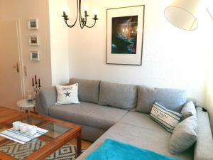 ein Wohnzimmer mit einer Couch und einem Couchtisch in der Unterkunft Ferienwohnung Dünenweg Piepen in Heringsdorf