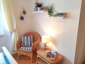 Ein Sitzbereich in der Unterkunft Ferienwohnung Dünenweg Piepen