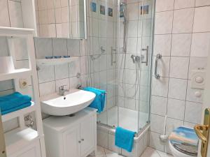 Ein Badezimmer in der Unterkunft Ferienwohnung Dünenweg Piepen