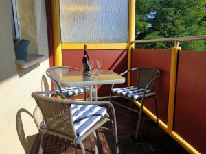 Ein Balkon oder eine Terrasse in der Unterkunft Ferienwohnung Dünenweg Piepen