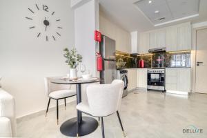 Kuchyň nebo kuchyňský kout v ubytování Timeless 1BR at Binghatti Avenue Al Jaddaf by Deluxe Holiday Homes