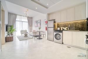 Kuchyň nebo kuchyňský kout v ubytování Timeless 1BR at Binghatti Avenue Al Jaddaf by Deluxe Holiday Homes