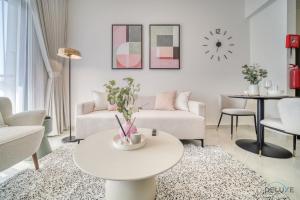 Posezení v ubytování Timeless 1BR at Binghatti Avenue Al Jaddaf by Deluxe Holiday Homes