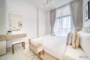Postel nebo postele na pokoji v ubytování Timeless 1BR at Binghatti Avenue Al Jaddaf by Deluxe Holiday Homes