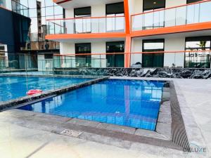 Bazén v ubytování Timeless 1BR at Binghatti Avenue Al Jaddaf by Deluxe Holiday Homes nebo v jeho okolí