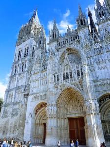a large cathedral with people standing in front of it at suite st lo 2 in Rouen