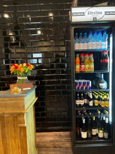 um frigorífico cheio de garrafas de refrigerante em HOTEL CENTRAL FULDA em Fulda