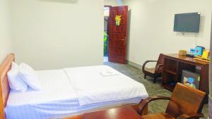 Un pat sau paturi într-o cameră la Khách sạn Hương Thầm Tây Ninh