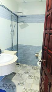 y baño con ducha, lavabo y aseo. en Khách sạn Hương Thầm Tây Ninh, en Tây Ninh