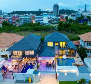 una vista aérea de una casa con piscina en Ratsamee Poolvilla P, en Pattaya South