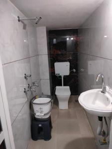 een badkamer met een toilet en een wastafel bij SHIV SNEH HOME STAYS in Ujjain