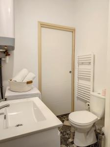 Et badeværelse på Cosy Duplex - Wifi - Tv - 2 Chambres