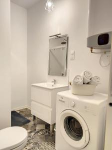 Et badeværelse på Cosy Duplex - Wifi - Tv - 2 Chambres