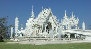 um templo branco com estruturas brancas num parque em Life Hotel Rong Khun em Ban Mai