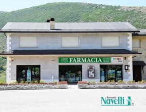 a store front of a building in a parking lot at Il papavero rosso in Navelli