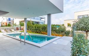 - une piscine dans l'arrière-cour d'une maison dans l'établissement Favoloso Duplex Volme - Banjole, Pula, Croazia, à Banjole