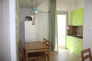 een keuken met een tafel en een koelkast bij Athens City Themis 16 in Athene