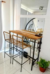 einen Esstisch mit Stühlen und einem Spiegel in der Unterkunft Recoleta Loft con Terrazas in Buenos Aires