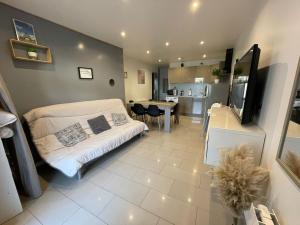 Cet appartement comprend une chambre avec un lit, un salon et une cuisine. dans l'établissement Appartement Villiers sur Morin proche de Disneyland, à Villiers-sur-Morin