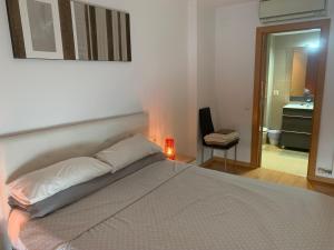 Ένα ή περισσότερα κρεβάτια σε δωμάτιο στο APARTAMENTO construcción nueva BARCELONA - CALELLA